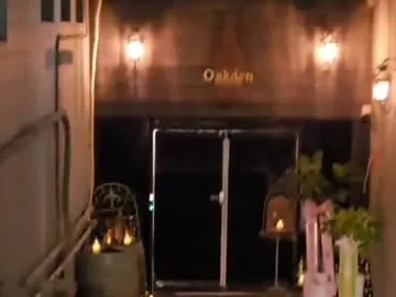 OAKDENの入口 — 地下1階へ続く階段