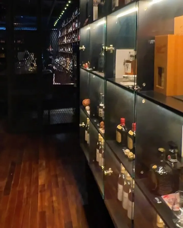 光州地下威士忌酒廊 OAKDEN 的吧台与酒柜