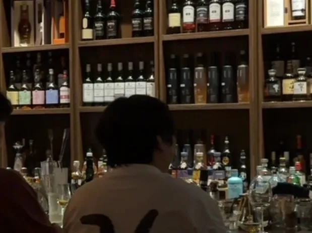 OAKDEN 酒柜上陈列的威士忌